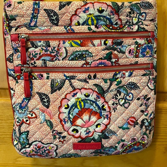 Vera Bradley cross body purse in stitched flowers. - Picture 2 of 7
